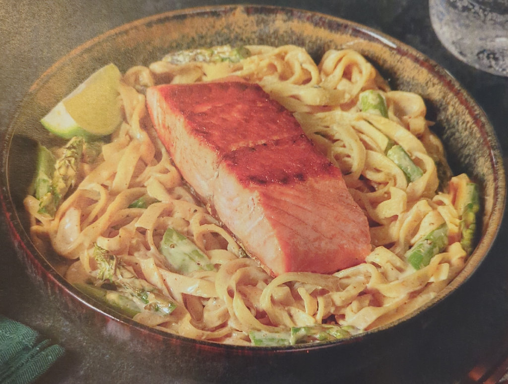 Fettuccine mit grünem Spargel, Lachs und Zitronen‑Sahnesauce