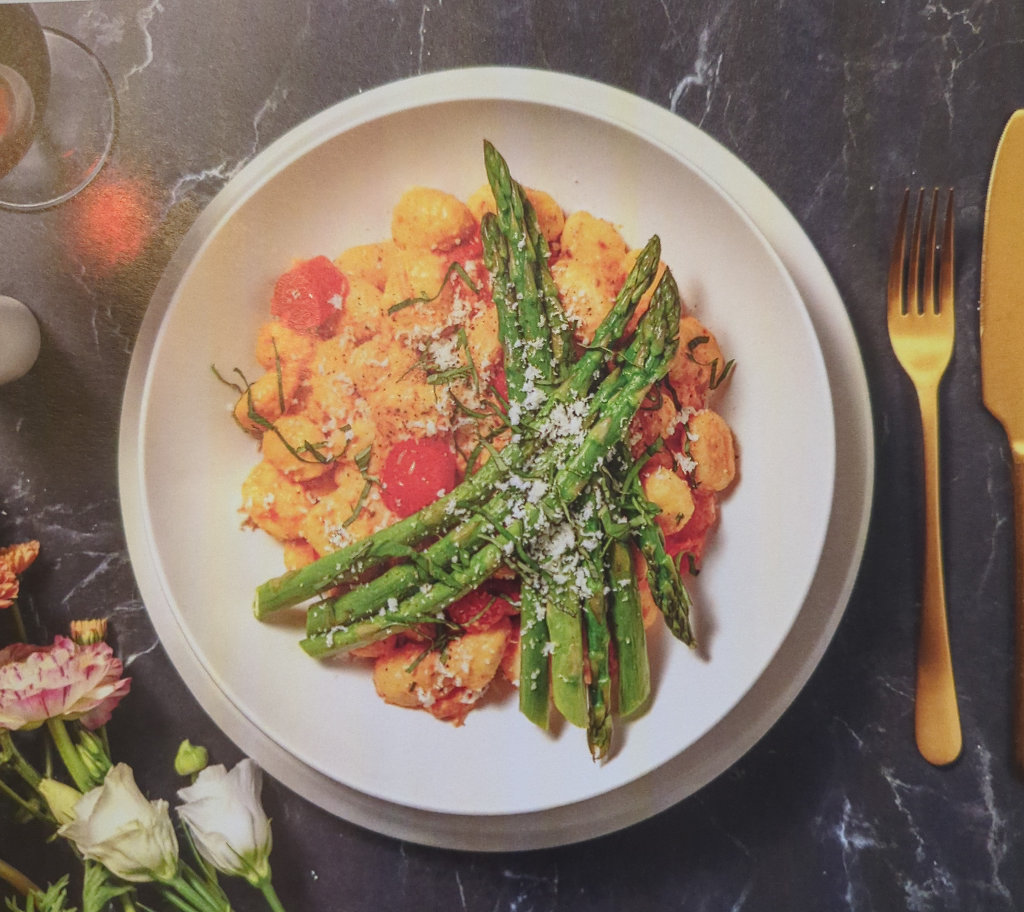 Gnocchi mit grünem Spargel in cremiger Kirschtomaten-Soße