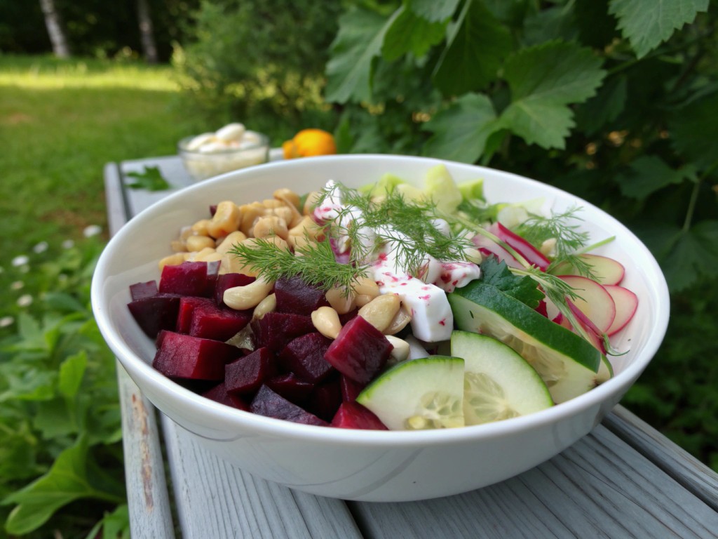 Rote-Bete-Salat mit Apfel, Gurke und Cashew-Dressing