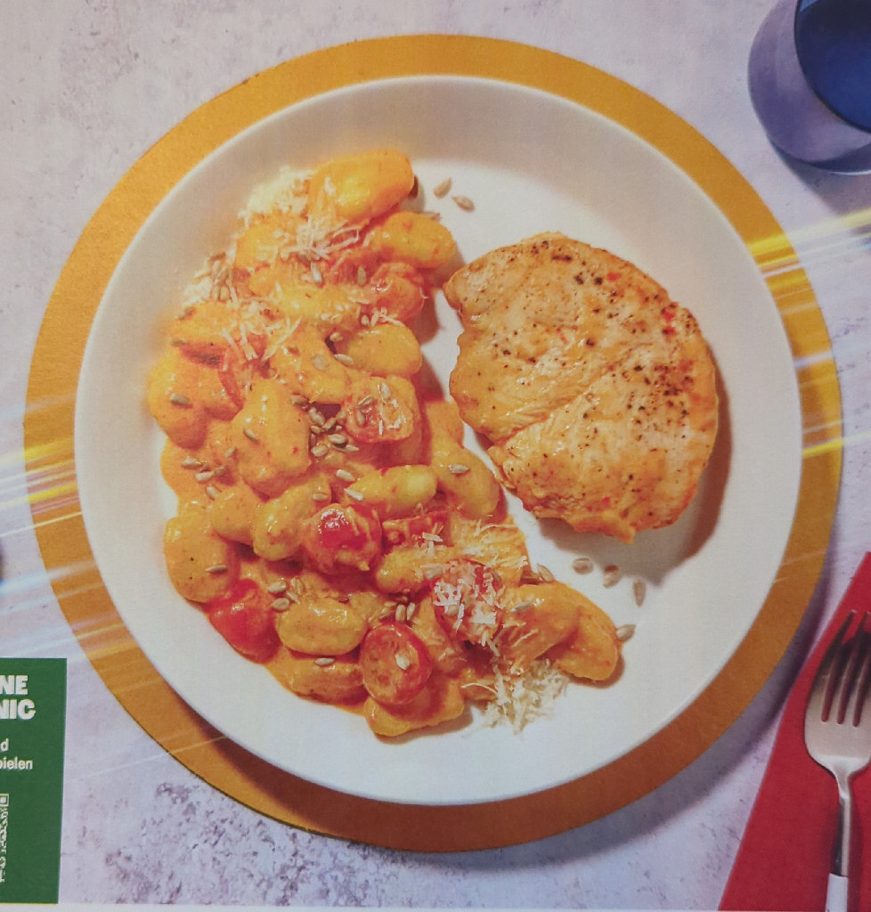 Hähnchenbrustfilet mit Gnocchi, Kirschtomaten und Spinat