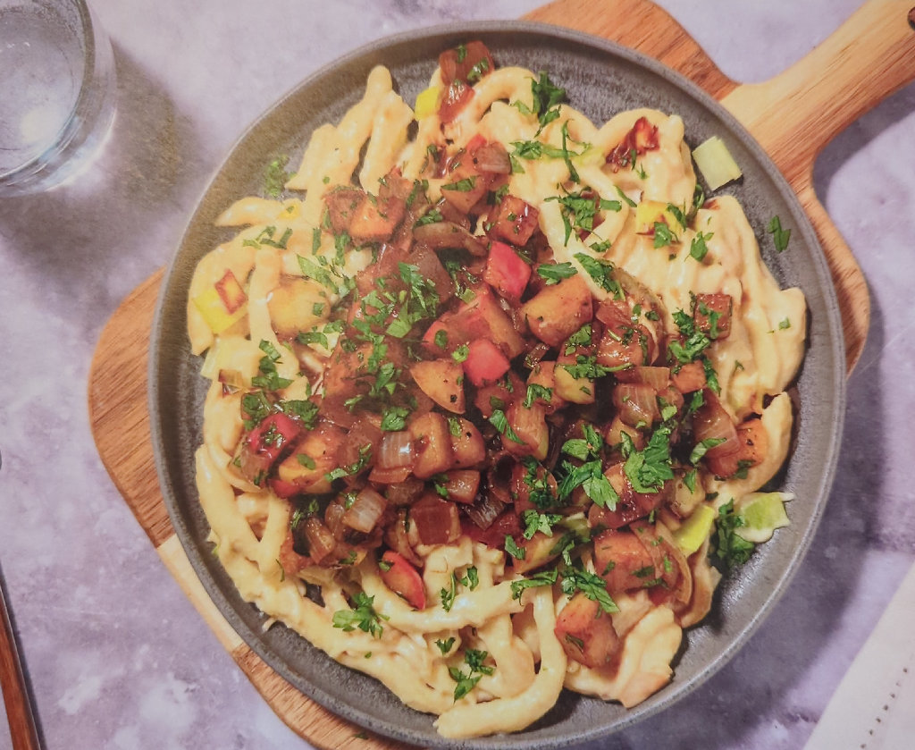 Spätzle in Raclette-Käse-Soße dazu Apfel-Balsamico-Topping