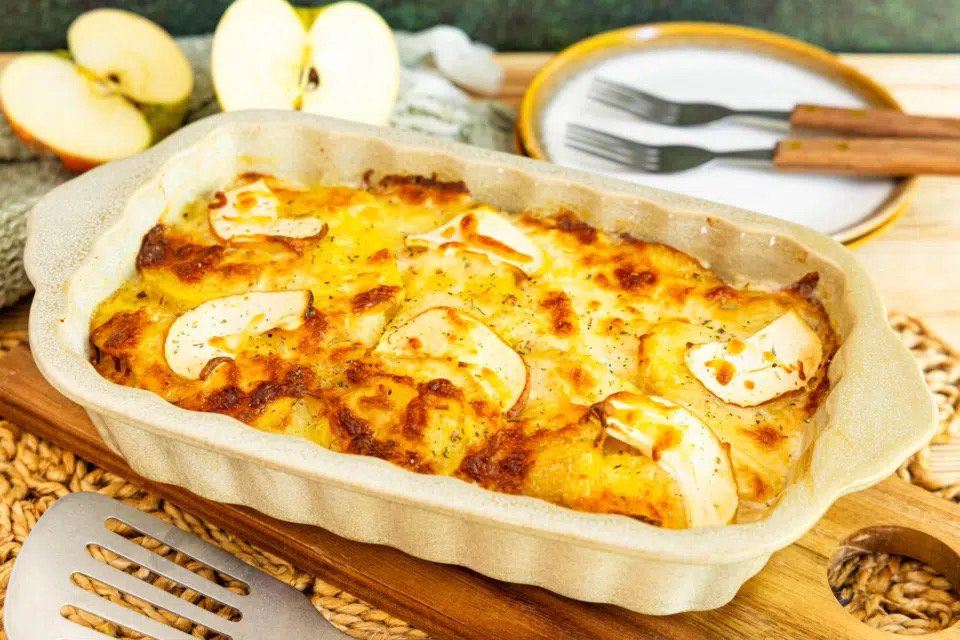 Kartoffel-Apfel-Gratin: fruchtig trifft herzhaft mit cremiger Soße & Käsehaube