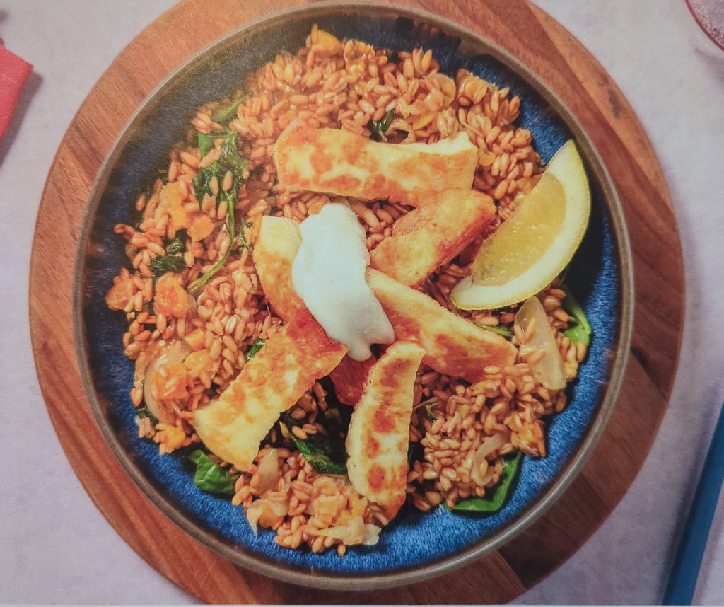 Dinkel-Aprikosen-Pilaw mit Grillkäse, Babyspinat Zitronen‑Joghurt‑Dip