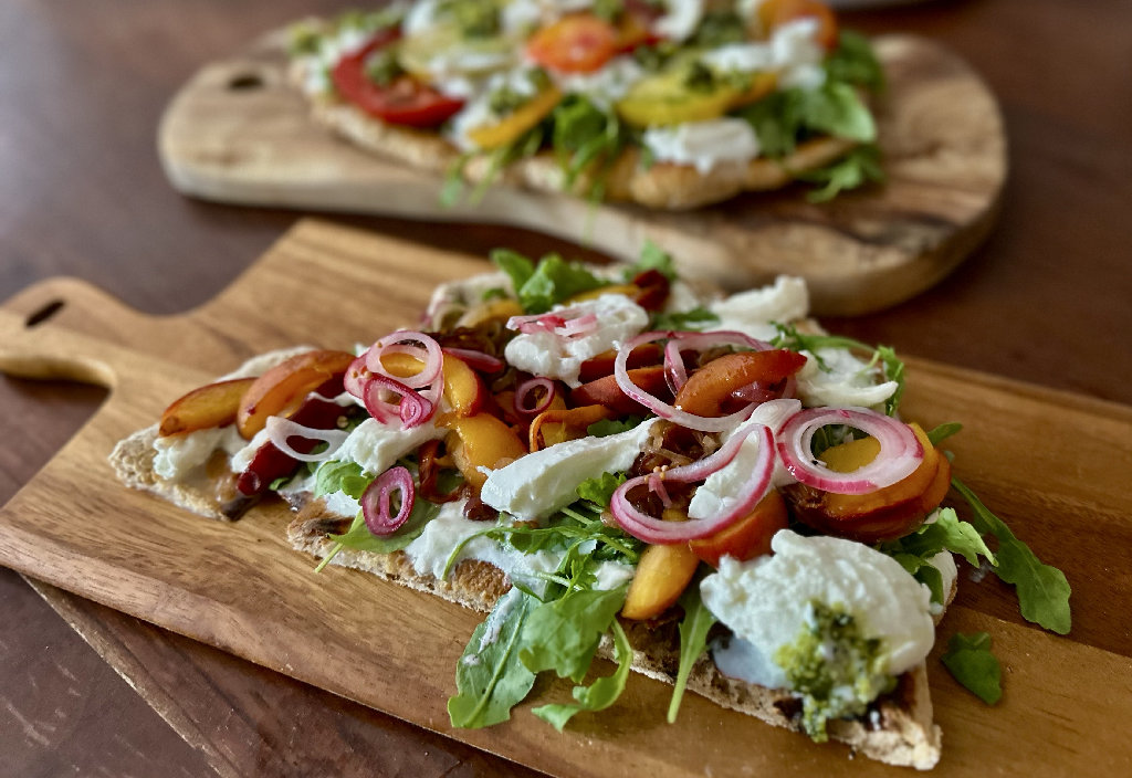 Gegrilltes Sauerteig-Fladenbrot mit Burrata, gegrillten Pfirsichen und Prosciutto