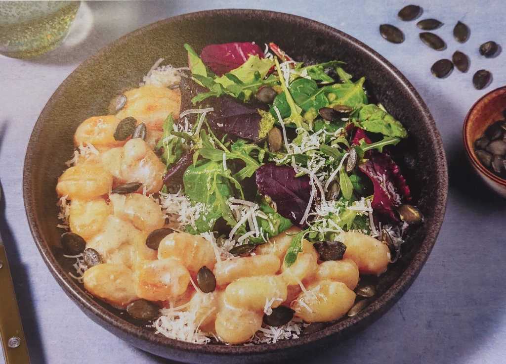Gnocchi mit Kürbiskernen, Salat und cremiger Käsesoße