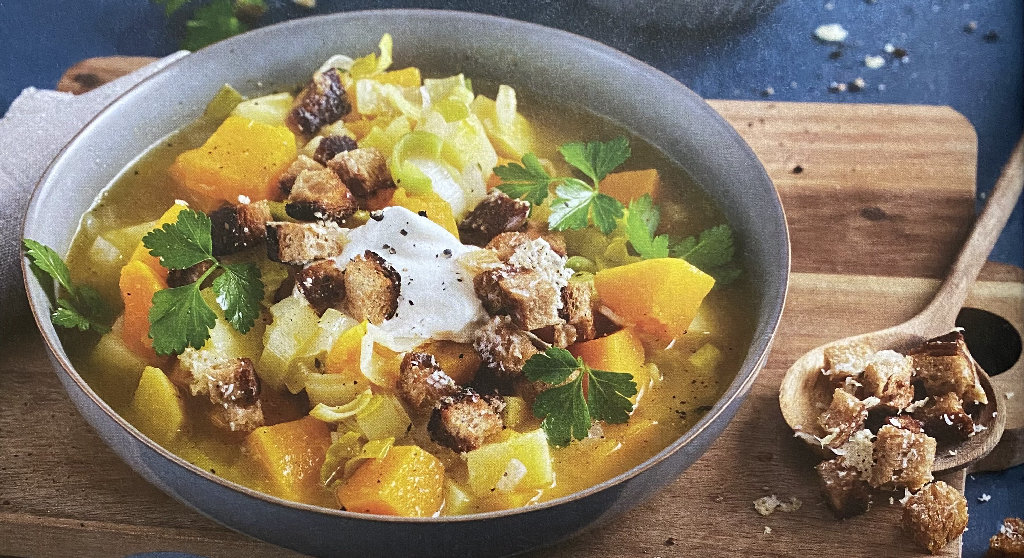 Kürbiseintopf mit Käsecroûtons