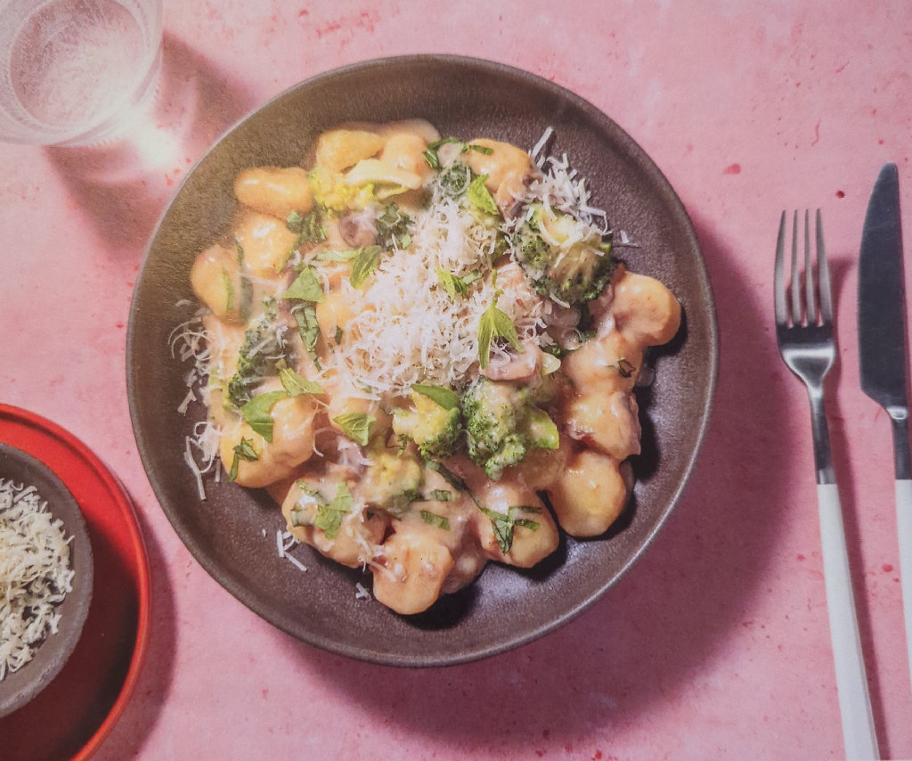 Gnocchipfanne mit Brokkoli in cremiger Champignon-Sahne-Soße